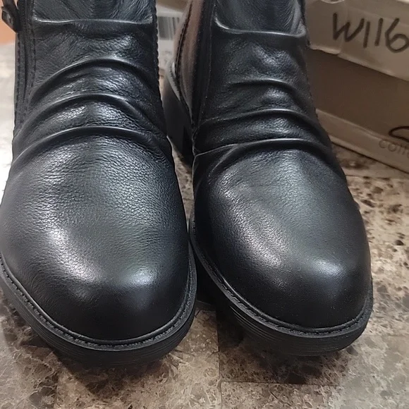 Clarks Women's Black Ankle Boots Size 10 W - Picture 2 of 8